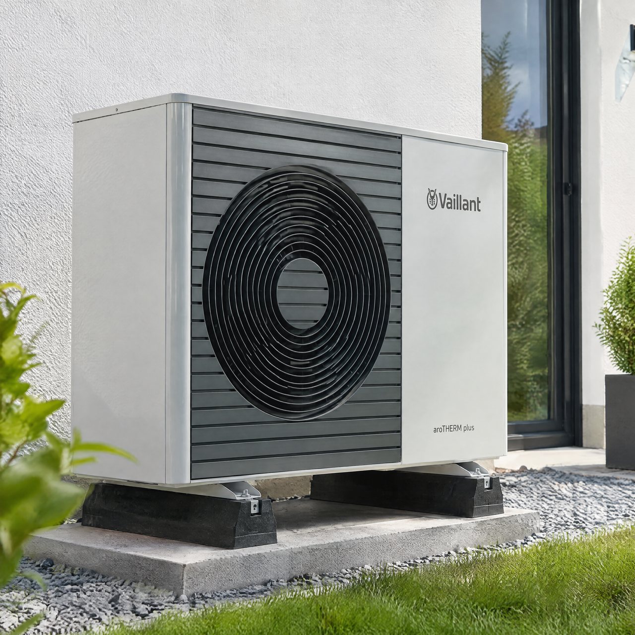 Moderne Wärmepumpe-Außeneinheit am Haus